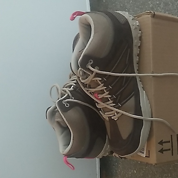 Vibram hiking shoes with OrthoLite insoles - Picture 4 of 4